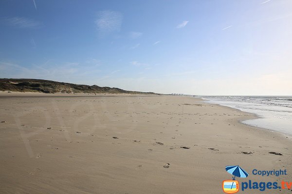 Main beach of Equihen and view on Hardelot