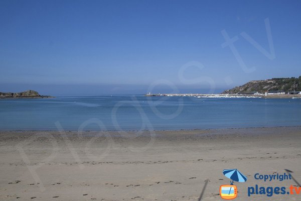 Plage protégée dans le centre d'Erquy