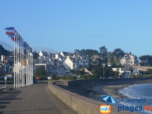 Plage dans le centre d'Erquy à marée haute