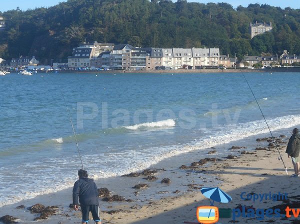 Pêche sur la plage d'Erquy