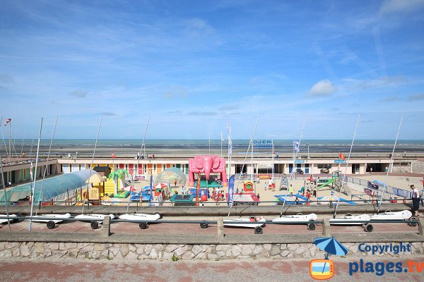 Club de plage dans le patio du Touquet