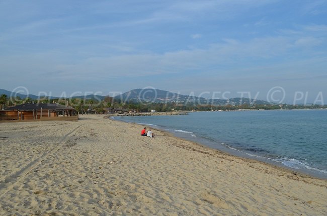 Plage dans le centre de Port-Grimaud