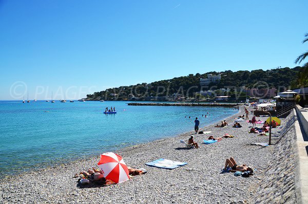 Strand von Roquebrune im Sommer mit Blick auf das Cap Martin