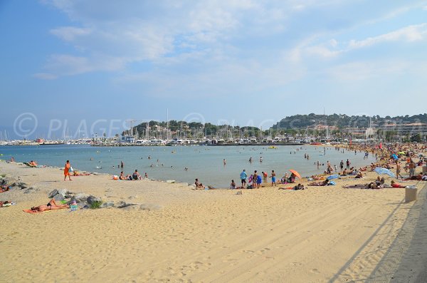 Foto des Stadtstrandes von Cavalaire-sur-Mer neben dem Hafen