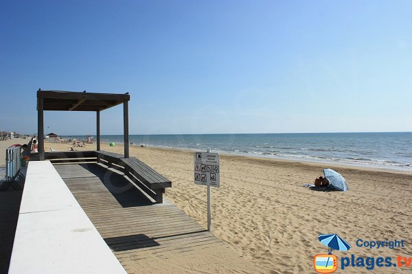 Accès à la plage par des plans inclinés