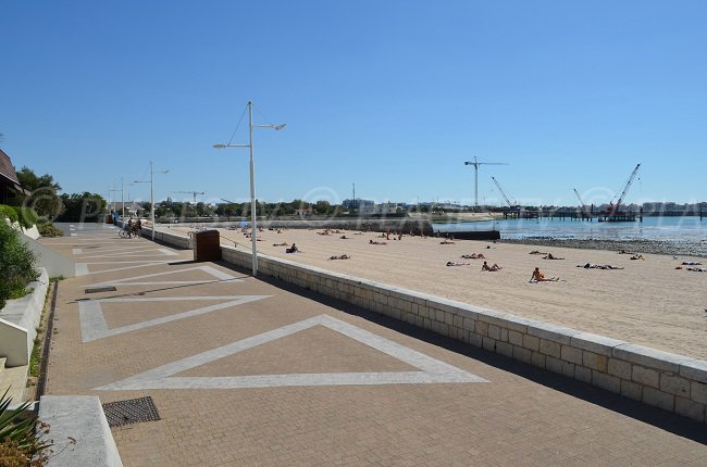 Plage à proximité de la vieille ville de La Rochelle