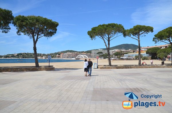 Accès pour les personnes à mobilité réduite sur la plage de Ste Maxime