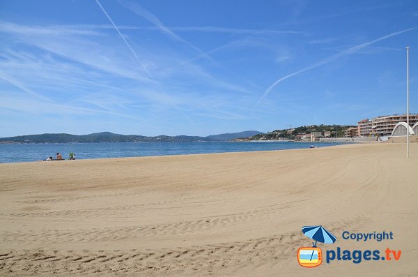 Vue sur le port de Ste Maxime depuis la plage du centre ville