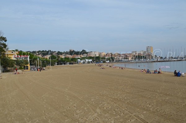 Strand im Stadtzentrum von Ste Maxime in der Nähe des Casinos