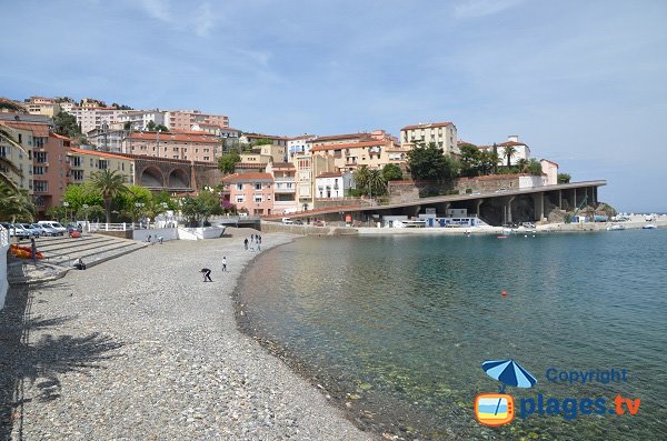 Plage de galets de Cerbère dans le centre-ville