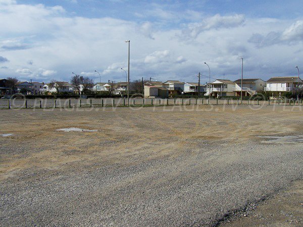 Il parcheggio gratuito sulla spiaggia degli Chalets di Gruissan