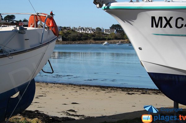 Bateaux sur la plage du port de Le Diben