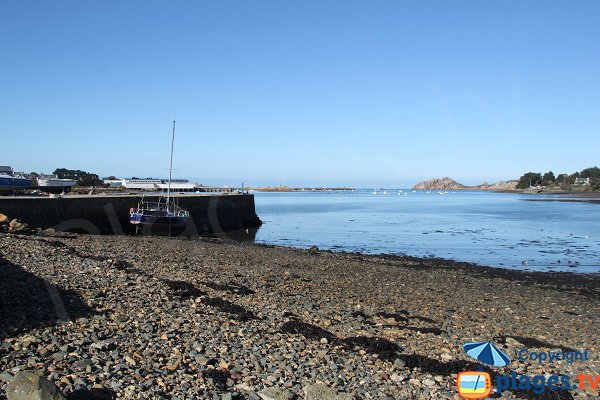 Plage à droite de la digue du port de Diben