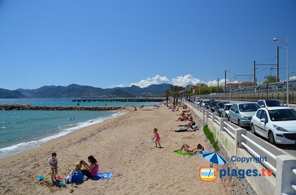 Photo de la plage du Midi à Cannes la Bocca - Chantiers Navals