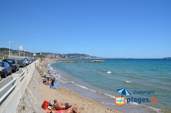 Plage des chantiers navals à Cannes la Bocca (Plage du Midi)