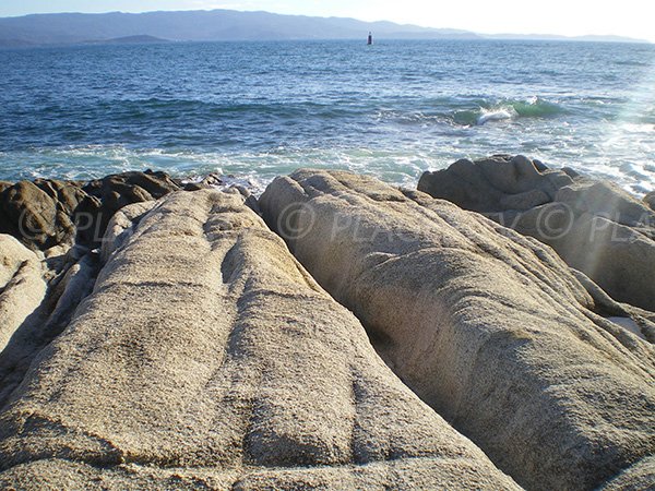 Mer, rochers et montagne à Ajaccio près de la Chapelle des Grecs