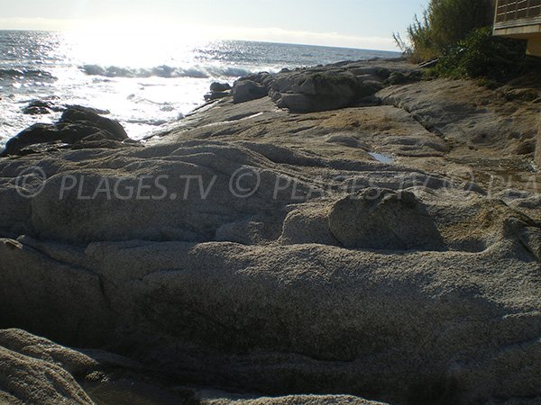 Rochers et végétation pour cette plage au début des Sanguinaires