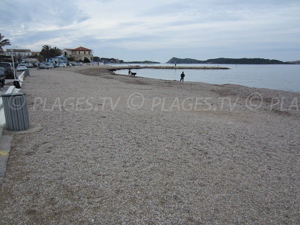 Plage des Charmettes face aux îles des Embiez