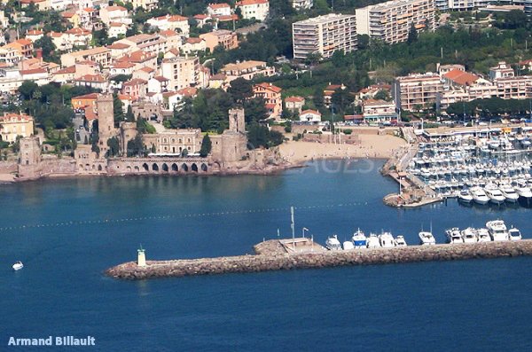 Photo de la plage du Chateau de Mandelieu en aérien