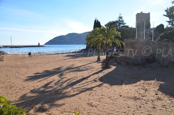 Strand von Mandelieu im Zentrum mit Blick auf das Esterel-Gebirge