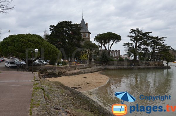 Spiaggia del Château di Pornic con l'alta marea