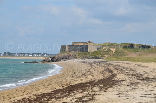 Fort de Penthièvre depuis la plage de Pouladen