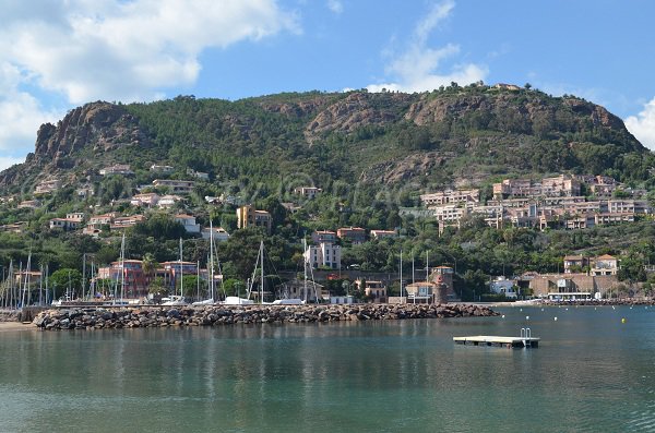 Vue sur le port et l'Estérel depuis la plage du Château