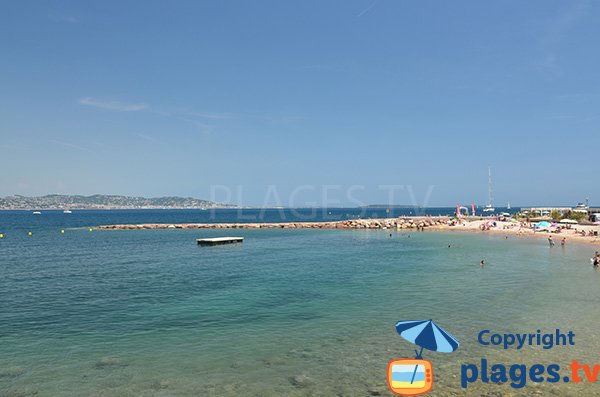 Floß am Strand des Schlosses Théoule sur Mer