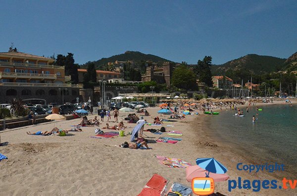 Photo de la plage dans le centre de Théoule sur Mer à côté du port