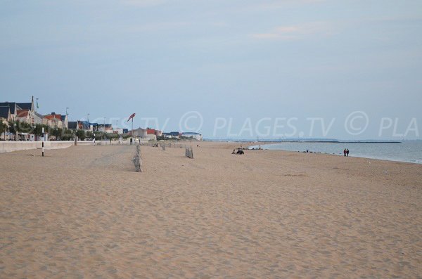 Grande plage de Châtelaillon en direction du sud