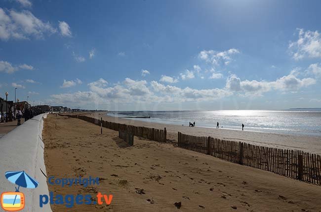 Plage dans le centre de Chatelaillon à proximité de La Rochelle