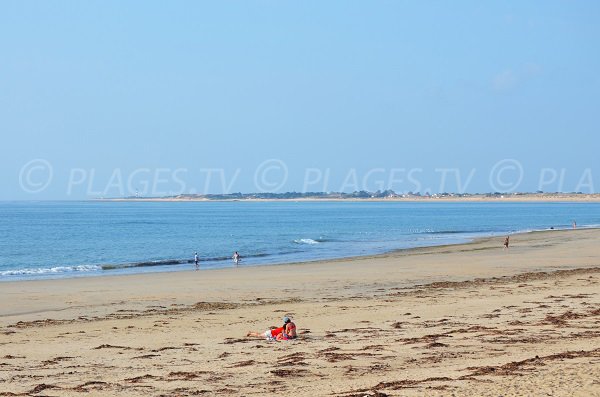 Plage de St Georges d'Oléron avec vue sur le phare de Chassiron