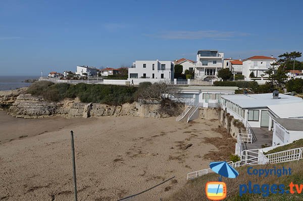 Chay beach at high tide in Royan