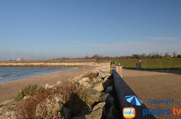 Plage derrière le port de pêche de Baie