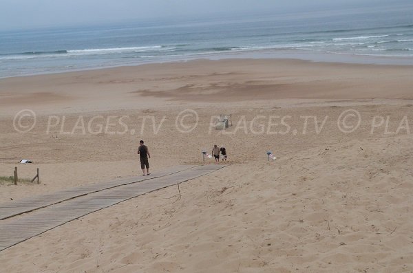 Chemin aménagé sur la plage des Chênes Lièges