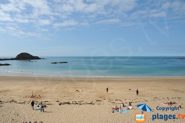 Guimorais beach in Saint Coulomb