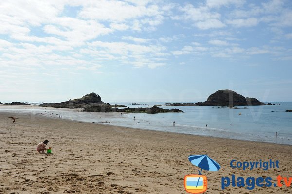 Plage de St Coulomb avec les ilots des Chevrets