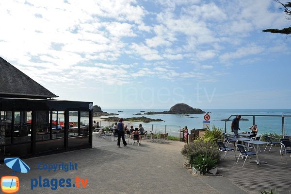 Restaurant on Chevrets beach in Saint Coulomb