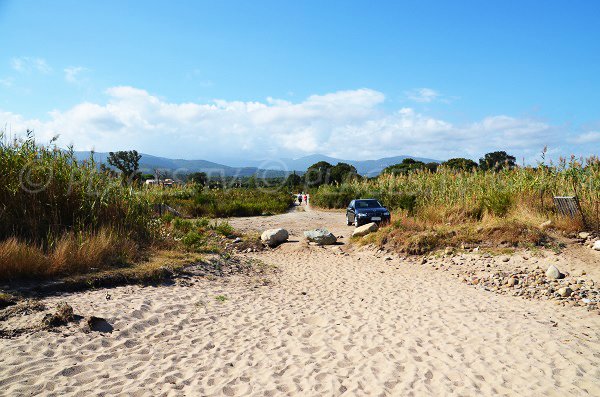 Accès et parking au niveau de la plage de Chiola - Corse