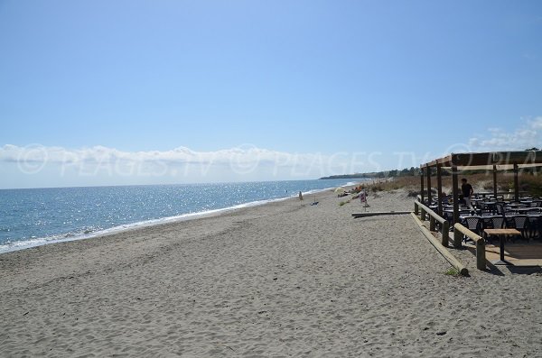 Photo de la plage de Chiosura avec vue sur la paillote