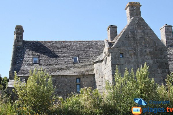 Manoir breton à proximité d'une crique de Plouescat