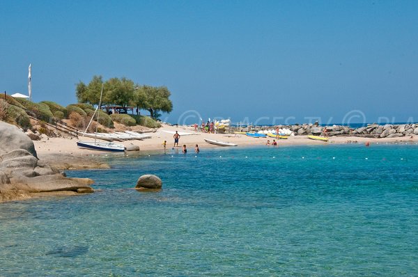 Plage pour pratiquer des activités nautiques à Sant Ambroggio