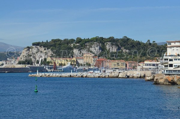 Blick auf den Hafen von Nizza vom Strand Coco Beach