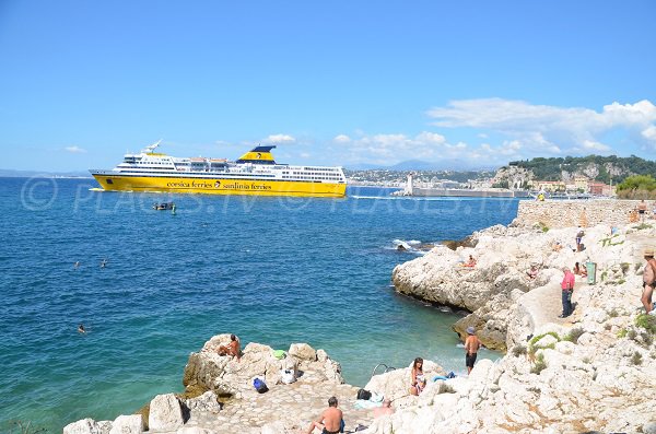 Nave da crociera vicino alla spiaggia di Cocoa Beach a Nizza