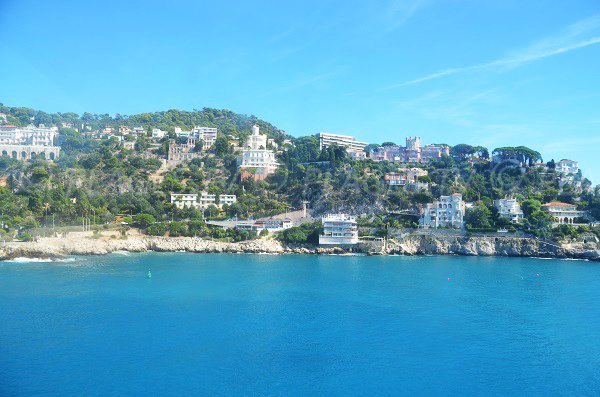 Blick auf die Seite von Coco Beach vom Meer aus