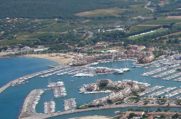 Luftaufnahme des Strandes von Cogolin und der Marinas