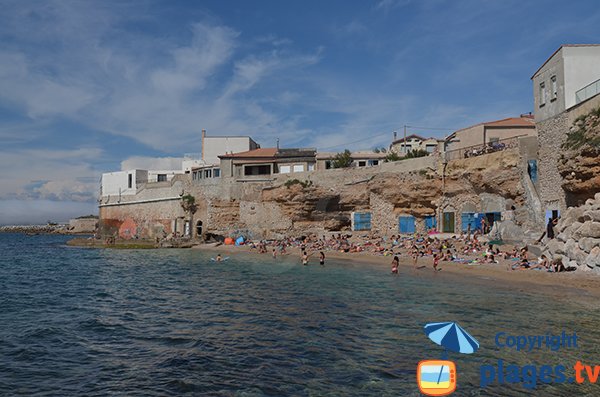 Vue globale de la plage dans l'anse des Sablettes