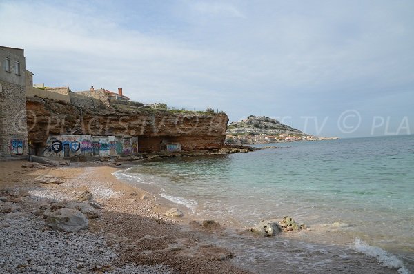 Vue sur le port de la Madrague depuis la plage des Colombiers à Marseille