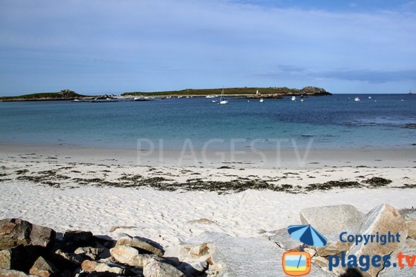 Plage des Colons à Porspoder avec vue sur la presqu'ile de St Laurent