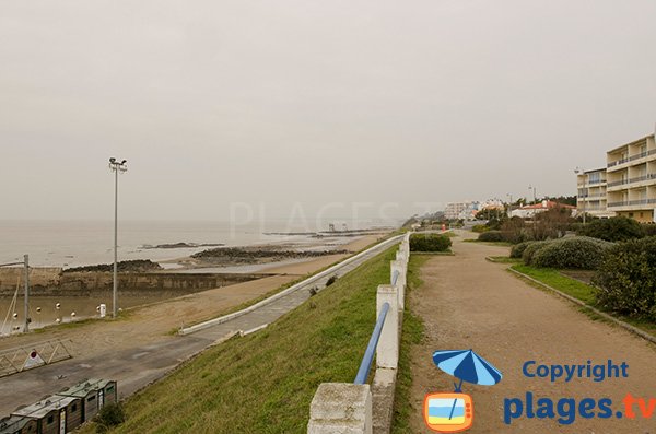 Promenade le long du port et de la plage de Comberge - Tharon-Plage